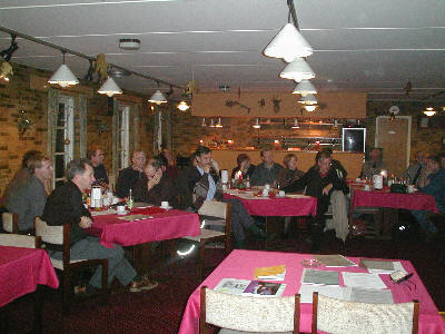 deltagere-til-venstre.jpg (30934 bytes)